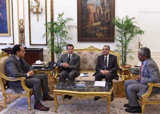 رئيس الوزراء يلتقى الرئيس التنفيذي لشركة إيدرا باور للكهرباء بحضور شاكر