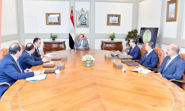 الرئيس السيسى يجتمع برئيس الوزراء ووزير البترول ويطلع على موقف مشاريع انتاج الزيت والغاز وخطة توصيل الغاز للمنازل