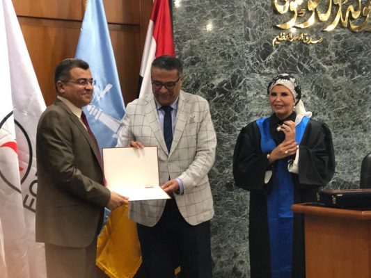 أموك تكرم مدير عام الموارد البشرية بشركة أنربك