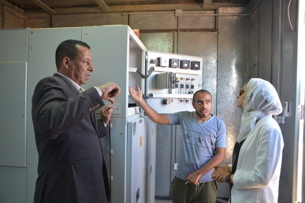 نائب محافظ الوادي الجديد تتفقد محطة الطاقة الشمسية بالقرية الرابعة بقرى درب الأربعين