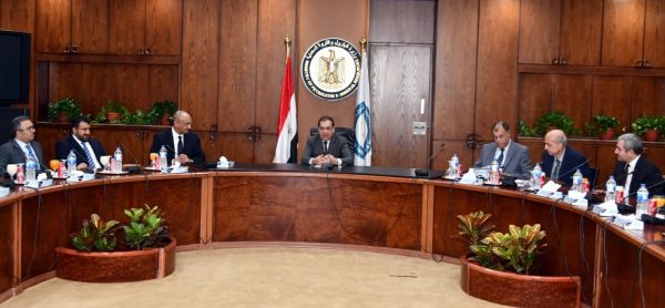 مصر  تناقش مع مؤسسة البترول الكويتية  العقدين التجاريين لتوريد كميات من الزيت الخام لتكريرها بمعامل التكرير المصرية