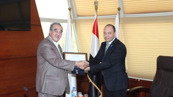 رئيس شركة غاز مصر يكرم مدير عام العلاقات العامة والاعلام لبلوغه سن التقاعد