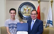وزير البترول يكرم الطالب محمود الشبلنجى الحاصل على المركز الأول على الجمهورية بالثانوية العامة