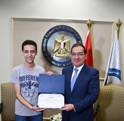 وزير البترول يكرم الطالب محمود الشبلنجى الحاصل على المركز الأول على الجمهورية بالثانوية العامة