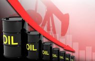 النفط يهبط بفعل مخاوف من ضعف الطلب لكن جهود خفض الإنتاج تدعم الأسعار