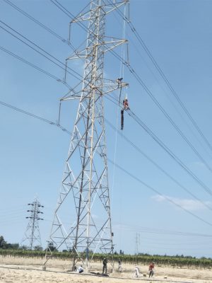 الجمال للمقاولات العمومية تنفذ اكبر خطة لاحلال العازلات المطاطية بدلا من الزجاجية والبورسلين على خطوط ربط جهد 220 KV بشبكة البحيرة