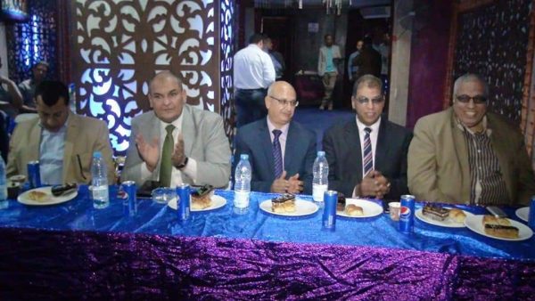 قيادات الشئون التجارية بشركة جنوب القاهرة للتوزيع فى حفل تكريم محمد عيد مدير عام إيرادات البساتين لبلوغه سن المعاش