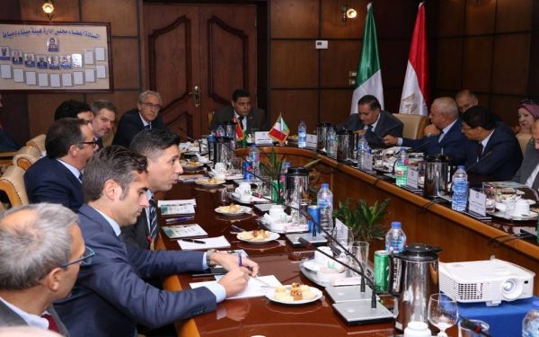 مصر وإيطاليا تبحثان التعاون بمجال تموين وامداد السفن بالغاز المسال