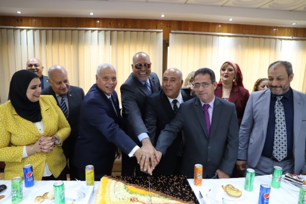 بحضور وزير القوي العاملة .. العامة للبترول تكرم قطب حجاج لخروجه للمعاش