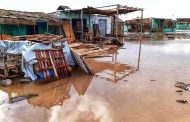 الأمطار الغزيرة والسيول تتسبب فى تحطم مئات المنازل الخشبية في حلايب وقطع الكهرباء والإنترنت