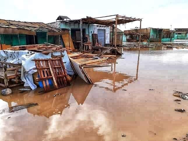 الأمطار الغزيرة والسيول تتسبب فى تحطم مئات المنازل الخشبية في حلايب وقطع الكهرباء والإنترنت