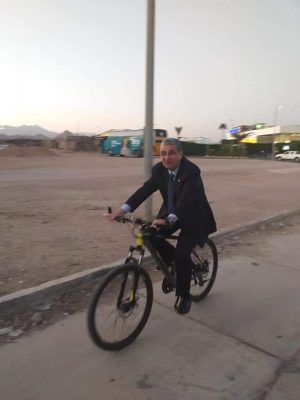 لقطة : وزير الكهرباء يقود الدراجة فى شرم الشيخ ويقطع مسافات طويلة