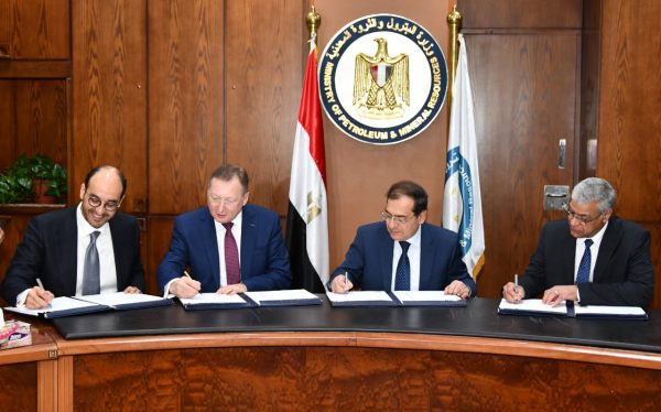 4 اتفاقيات جديدة للبحث عن البترول والغاز بإستثمارات 155 مليون دولار في مناطق الصحراء الغربية وخليج السويس ووادى النيل