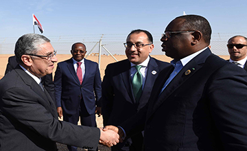 وزير الكهرباء يصطحب رئيس السنغال ومدبولي في جولة بمجمع 