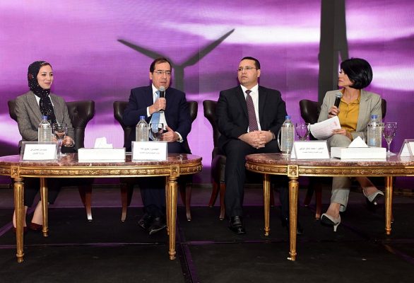 شباب ايبروم والقابضة للبتروكيماويات يشاركون الملا جلسة 