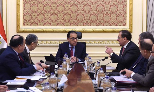 رئيس الوزراء يتابع إجراءات فض التشابكات المالية بين وزارات الكهرباء والبترول والمالية وقطاع الأعمال العام