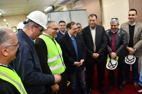 وزير البترول يعلن من اسيوط : بدء اشارة تشغيل خط انابيب بوتاجاز رأس بكر - رأس غارب - أسيوط