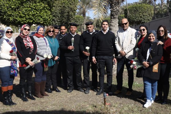 بالورود .. جبران وعايدة محي الدين وأعضاء نقابة البترول يحتفلون بعيد الشرطة الـ 68