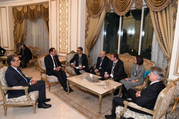 وزير البترول يبحث خطط أباتشي لزيادة إنتاج مناطقها بالصحراء الغربية .. واكوينور النرويجية وOMV النمساوية يعلنان رغبتهما في الاستثمار بمصر