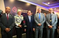 الملا يكرم نهال خليل مدير عام الاعلام بشركة بتروجت ويمنحها جائزة المرأة في الطاقة لعام 2020