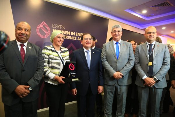 الملا يكرم نهال خليل مدير عام الاعلام بشركة بتروجت ويمنحها جائزة المرأة في الطاقة لعام 2020
