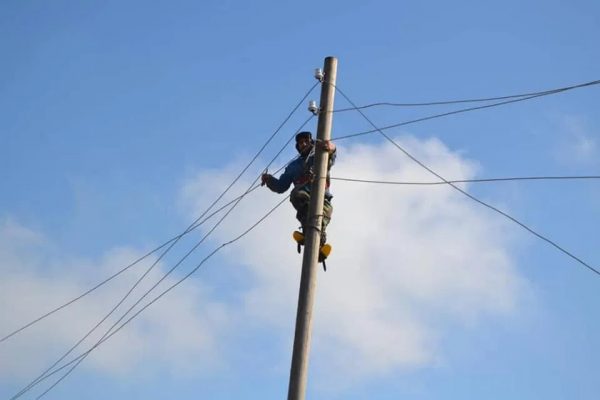 وزارة الكهرباء : انقطاع التيار الكهربائي في عدة مناطق بالوادي الجديد نتيجة سقوط 32 عمود كهربى