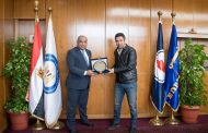 بهاء يكرم أحمد صالح لاعب منتخب مصر ونادى إنبى لحصوله على بطولة كأس أفريقيا لتنس الطاولة بتونس