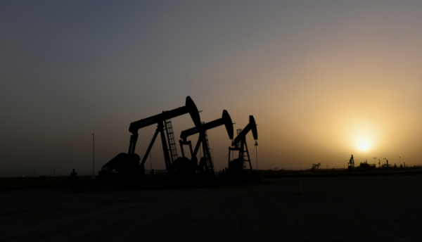النفط يهوي أكثر من 5% رغم جهود التحفيز