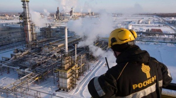 روسيا تبلغ الشركات المحلية بخفض إنتاج النفط 20% عن مستويات فبراير