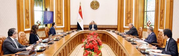 الرئيس السيسي يطلع على موقف المواطنين المصريين العالقين في الخارج من غير المقيمين