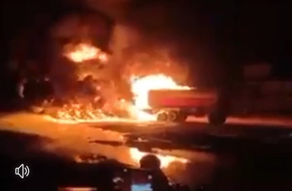 الدفع بـ15 سيارة إطفاء للسيطرة على حريق حاملة وقود بالعاشر من رمضان