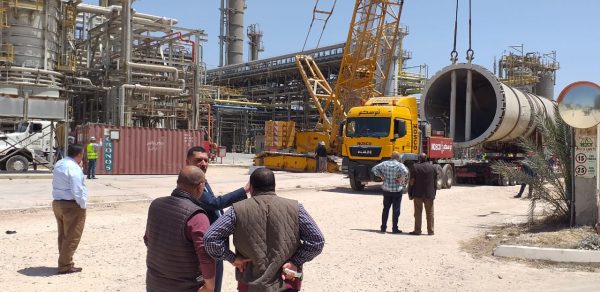 نقل برج تقطير المتكثفات من شركة أنربك الي موقع شركة النصر للبترول بالسويس