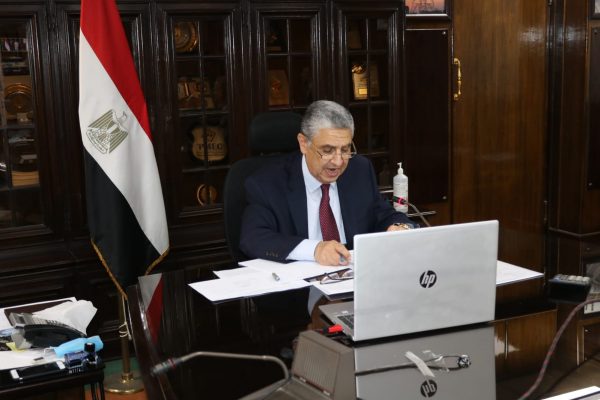 عاجل .. مصر الوسطى للتوزيع توقع بعد قليل مع السويدى T&D عقد تنفيذ شبكات 50 الف فدان بقيمة 475 مليون جنيه