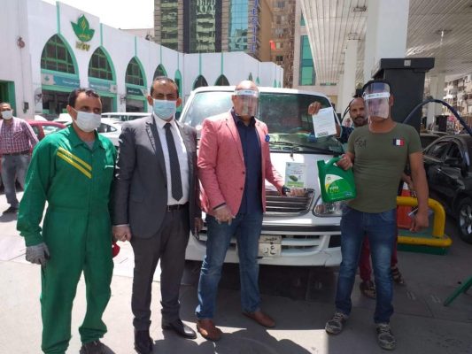 تنفيذا لتعليمات الوزارة .. كارجاس توزع مستلزمات الوقاية الشخصية علي العملاء داخل محطات التموين لمواجهة كورونا