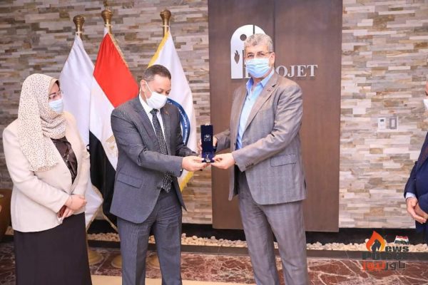 وليد لطفي يكرم اكرم عطيه مدير عام التعاقدات والاتفاقيات بمناسبة بلوغه السن القانونية