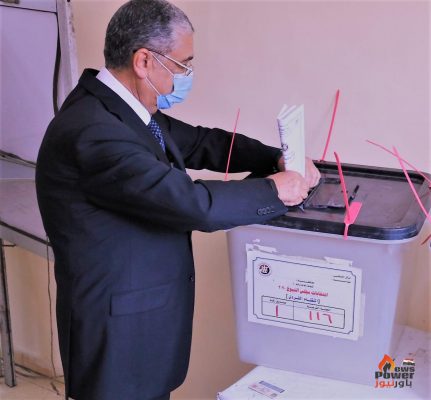 وزير الكهرباء يدلي بصوته في انتخابات مجلس الشيوخ