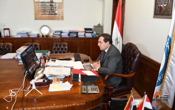 عبر الفيديو كونفرانس .. وزير البترول يرأس الجمعيات العامة لشركتى بتروشروق وبتروبل