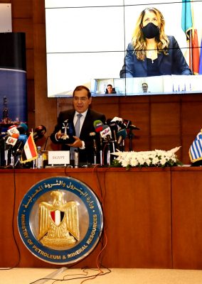 عاجل..  الملا يوقع ميثاق تحويل منتدي شرق المتوسط الي منظمة اقليمية مقرها القاهرة