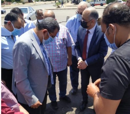 عياد وفتحي يتابعان حادث انقلاب سيارة تابعة للتعاون للبترول امام نادي الجلاء