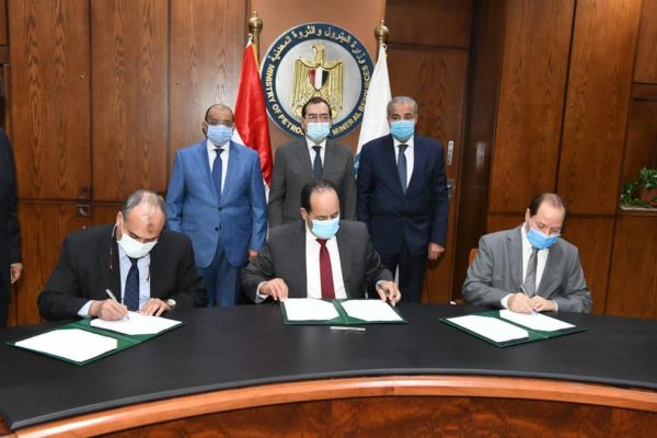 بروتوكول تعاون مشترك بين وزارات البترول والتموين والتنمية المحلية لتوصيل الغاز الطبيعى الى المخابز البلدية