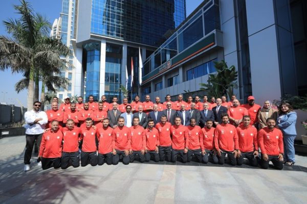 البنك الاهلي المصري يكرم لاعبي فريق كرة القدم لانجازهم بالصعود الى الدوري الممتاز