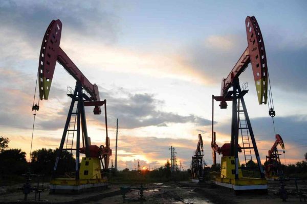 أسعار النفط تنخفض 1% مع استئناف شركات أمريكية الإنتاج