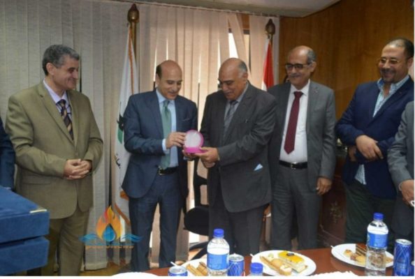 بتروتريد تكرم عادل حسين مساعد رئيس الشركة للشئون الإدارية لبلوغه السن القانونية