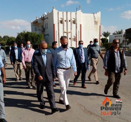بالصور ...السفير الأمريكى بالقاهرة يزور حقل السلام بالصحراء الغربية برفقة ممثلى اباتشى ومسئولى خالدة