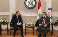 وزير البترول يبحث مع سفير الاتحاد الاوروبى مبادرات الشراكة في مجال الطاقة