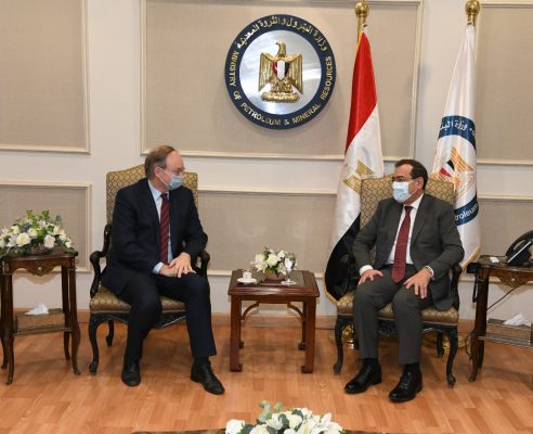 وزير البترول يبحث مع سفير الاتحاد الاوروبى مبادرات الشراكة في مجال الطاقة