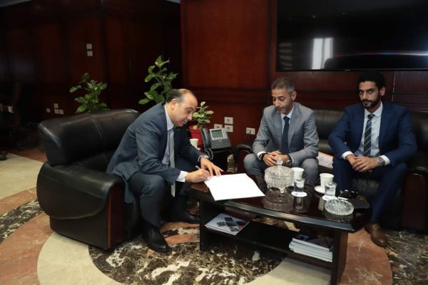 شركة غازتك وجهاز تنمية المشروعات يوقعان عقد تمويل بقيمة 10 مليون جنيه لتحويل السيارات للعمل بالغاز الطبيعى
