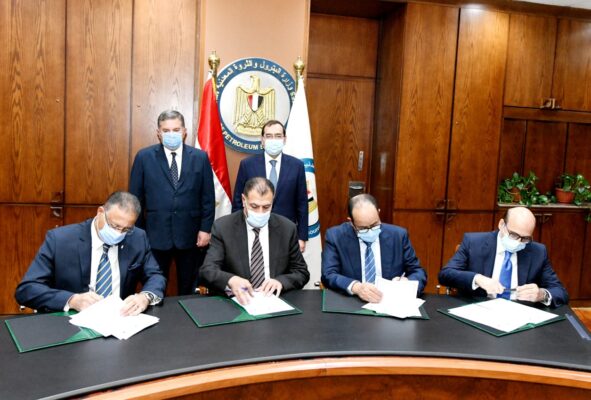 وزيرا البترول وقطاع الاعمال يشهدان التوقيع على تسوية مديونيات شركات قطاع الاعمال العام