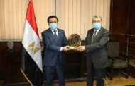 وزير الكهرباء يتسلم جائزة التميز الحكومى العربى لمشروع مجمع بنبان للطاقة الشمسية