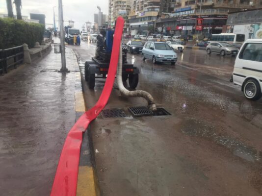 رئيس شركة الصرف الصحى بالاسكندرية يتابع أعمال سحب مياه الأمطار أثناء نوة الفيضة